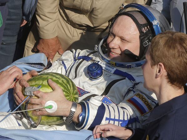 Российский космонавт Олег  Артемьев с арбузом после возвращения на Землю в Казахстане  - Sputnik Абхазия
