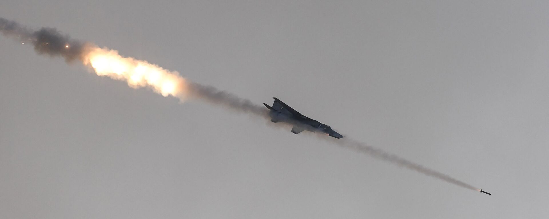 Истребитель ВВС Индии (IAF) стреляет ракетами по фиктивным целям во время демонстрации огневой мощи IAF «Яю Шакти» в Покхаране, штат Раджастхан, 16 февраля 2019 г - Sputnik Абхазия, 1920, 03.08.2021