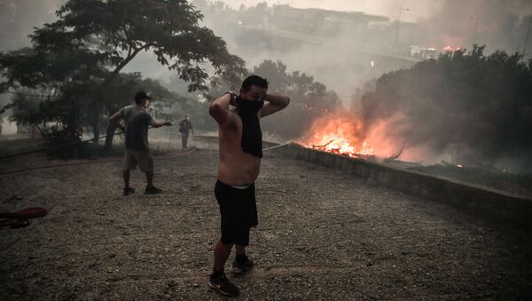Местные жители собираются для борьбы с лесным пожаром в лесу Татой недалеко от Ахарнеса, Греция - Sputnik Абхазия