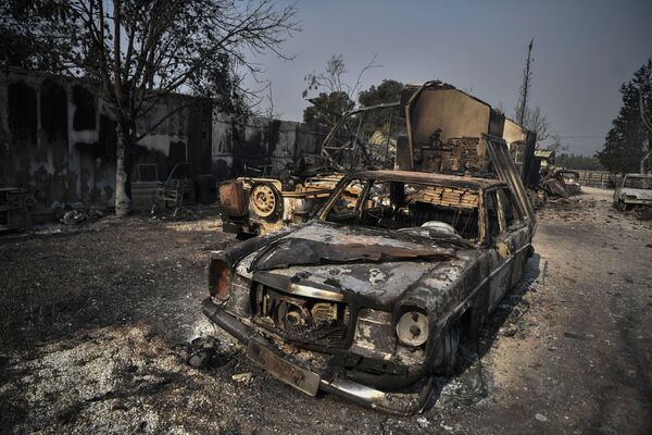 Cгоревшие автомобили и здания в Татои-Ахарнесе, к северу от Афин. - Sputnik Абхазия