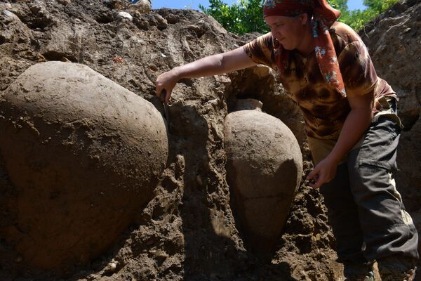 Сейчас, археологи работают над извлечением пифосов из земли.  - Sputnik Абхазия