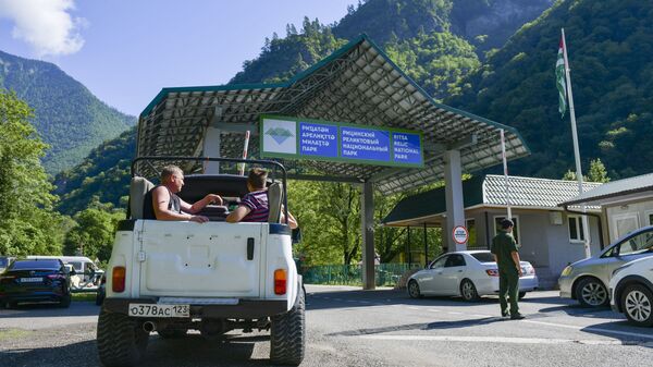 Туристы в Рицинском реликтовом национальном парке Абхазии  - Sputnik Абхазия