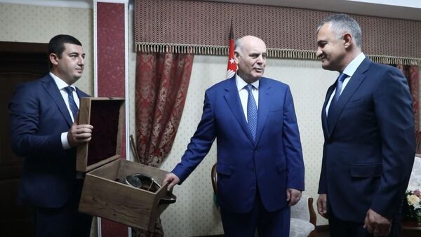 Почетный караул и переговоры: визит президента Абхазии в Южную Осетию - Sputnik Абхазия