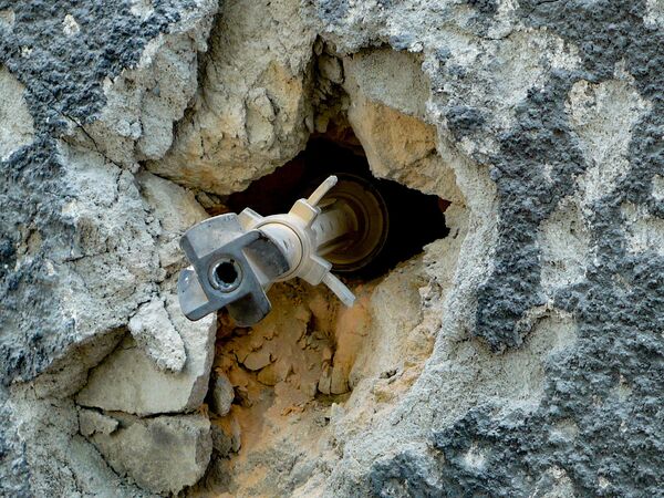Неразорвавшийся снаряд в      стене одного из цхинвалских зданий. - Sputnik Абхазия