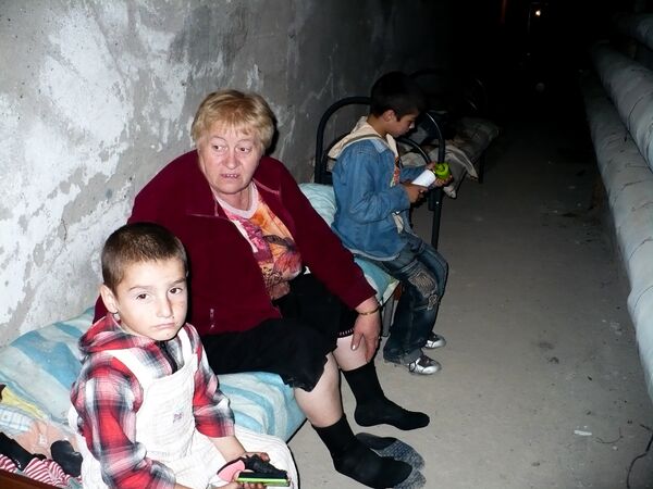 Жильцы окрестности укрывались в подвале больницы.  - Sputnik Абхазия