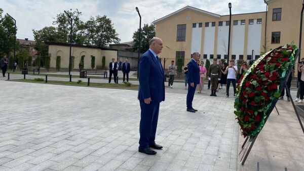Делегация Абхазии почтила память павших Защитников Отечества в Цхинвале - Sputnik Аҧсны
