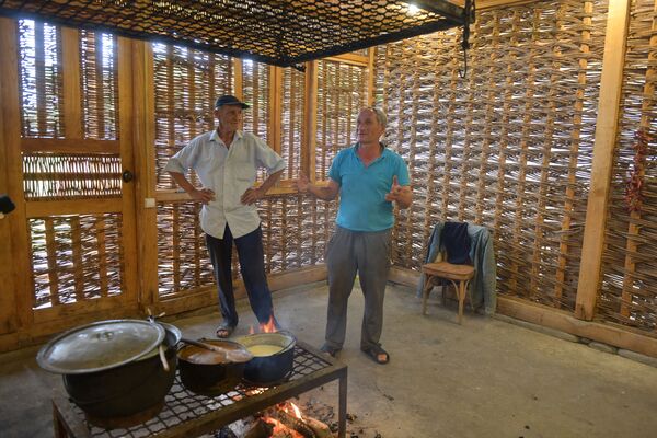 Чанба занимается строительством апацх более 50 лет. На фотографии он вместе с другом Гурамом Тания, для которого Чанба построил абхазскую национальную кухню всего за пару недель. - Sputnik Абхазия