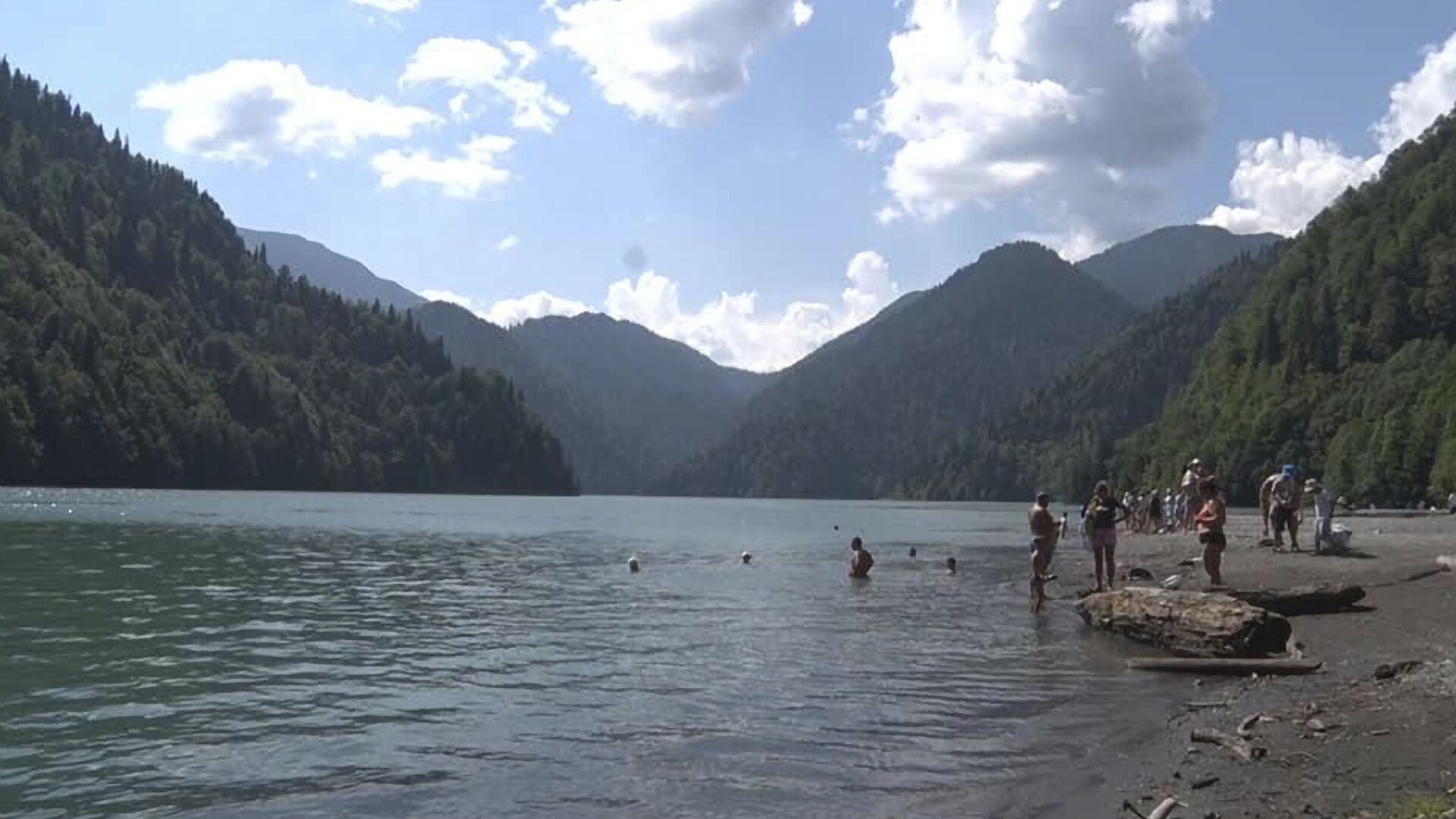 Туристы купаются в озере Рица  - Sputnik Абхазия, 1920, 09.08.2021