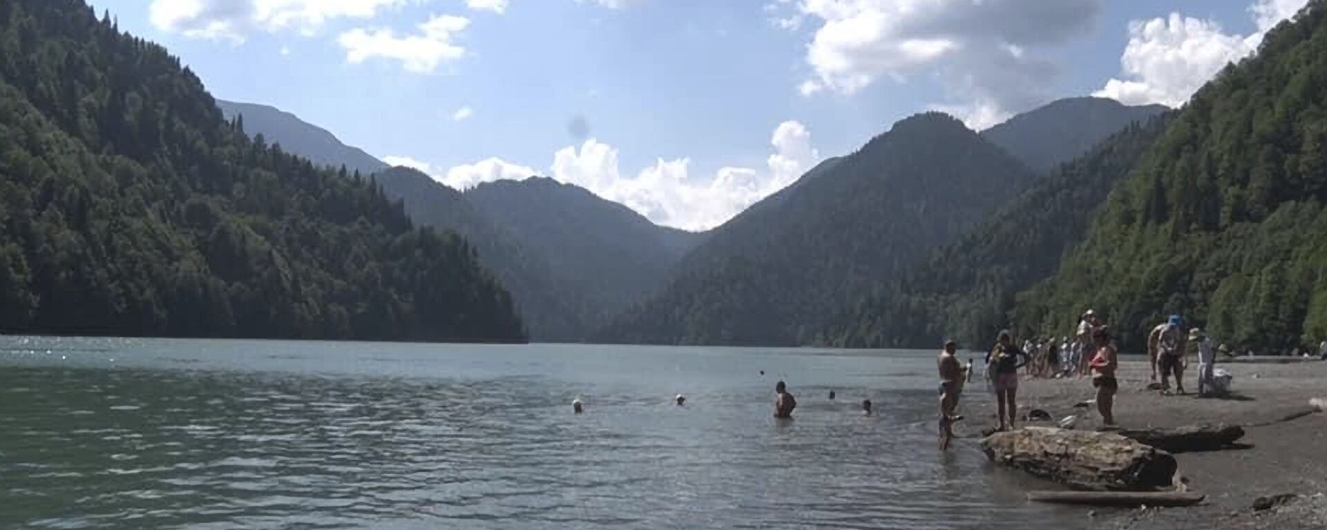 Туристы купаются в озере Рица  - Sputnik Абхазия, 1920, 09.08.2021