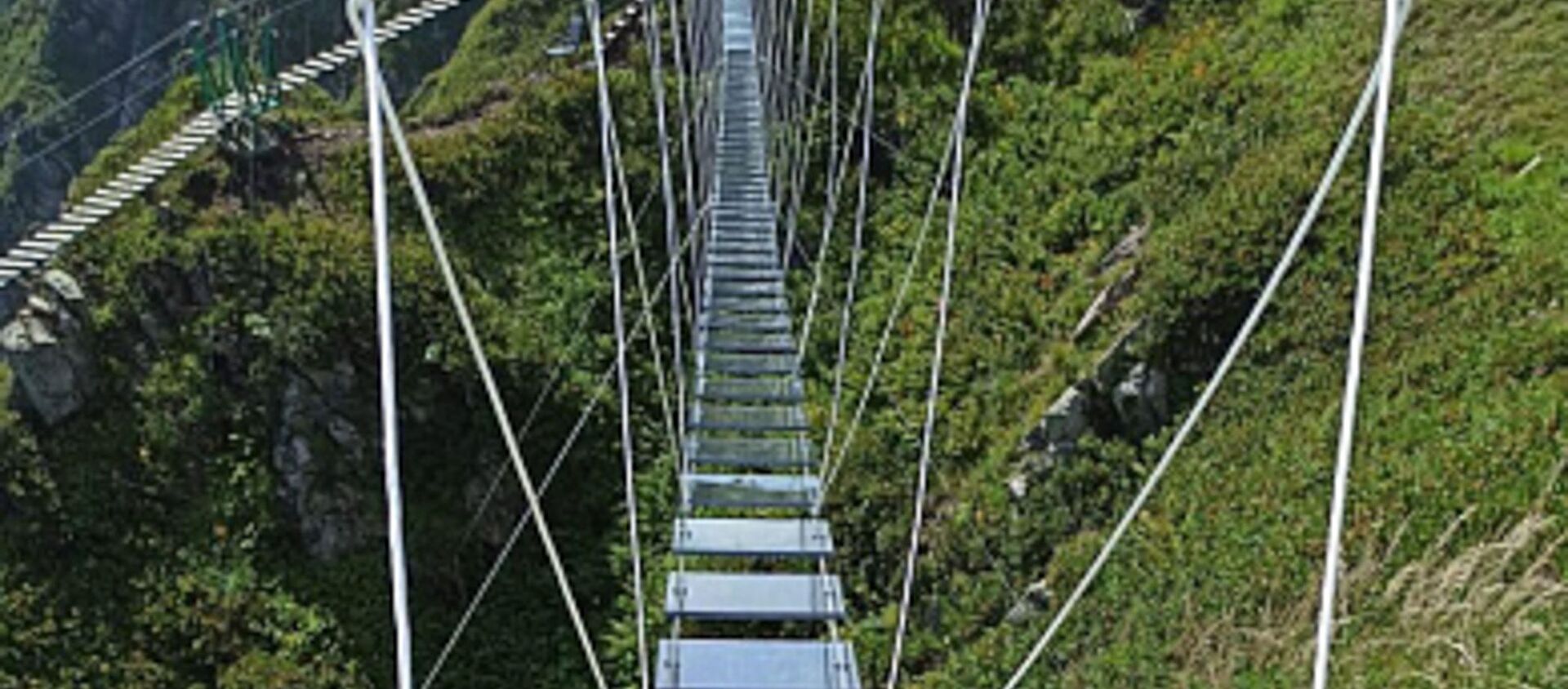 Первый в России подвесной мост с прозрачными ступенями установлен на высоте 2320 метров - Sputnik Абхазия, 1920, 10.08.2021