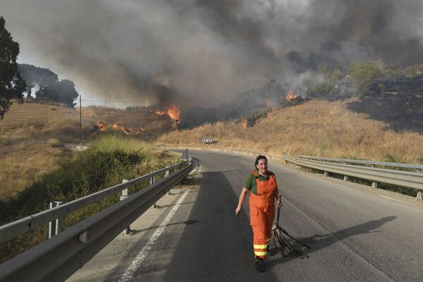 В Италии уже несколько недель происходят лесные пожары, огонь все еще не ликвидирован на юге страны. - Sputnik Абхазия