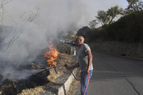 Волонтеры подключились к тушению пожара на Сицилии. - Sputnik Абхазия