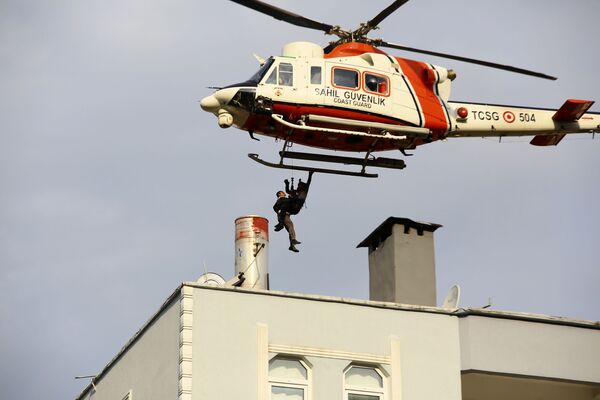 Вертолет береговой охраны спасает человека, застрявшего на крыше здания в городе Бозкурт провинции Кастамону, Турция - Sputnik Абхазия