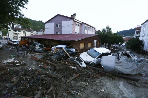 Разрушенные автомобили на улице после наводнения и оползней в городе Бозкурт провинции Кастамону, Турция - Sputnik Абхазия