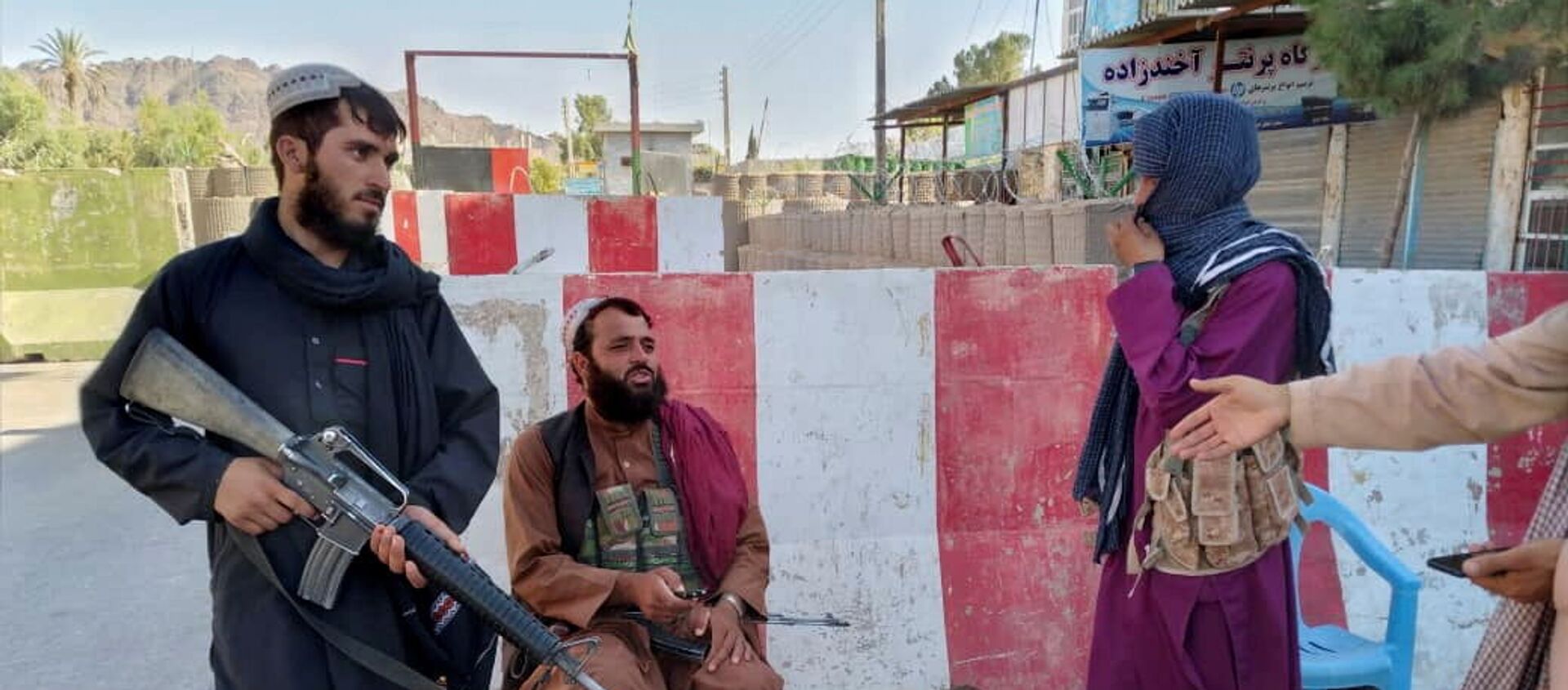 Боевики Талибана охраняют блокпост в Фарахе, Афганистан, 11 августа 2021 года. - Sputnik Абхазия, 1920, 13.08.2021