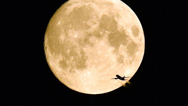 Летящий самолет на фоне полной Луны. - Sputnik Абхазия