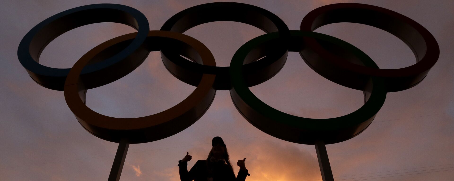 Женщина позирует с олимпийскими кольцами в Олимпийском парке во время подготовки к зимним Олимпийским играм 2014 года, среда, 5 февраля 2014 года, в Сочи, Россия. - Sputnik Абхазия, 1920, 13.08.2021