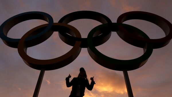 Женщина позирует с олимпийскими кольцами в Олимпийском парке во время подготовки к зимним Олимпийским играм 2014 года, среда, 5 февраля 2014 года, в Сочи, Россия. - Sputnik Абхазия
