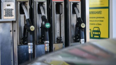 Заправочная колонка на автозаправочной станции АЗС в Крыму.