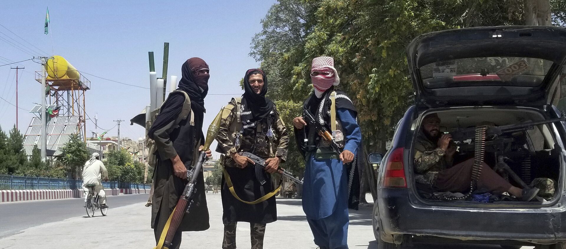 Бойцы Талибана позируют для фото во время патрулирования в городе Газни, к юго-западу от Кабула, Афганистан, в четверг, 12 августа 2021 года. Талибан захватил столицу провинции недалеко от Кабула в четверг, 10-го числа, повстанцы предприняли недельный блиц по всему Афганистану, когда США и НАТО готовятся полностью уйти из страны после десятилетий войны. - Sputnik Абхазия, 1920, 13.08.2021