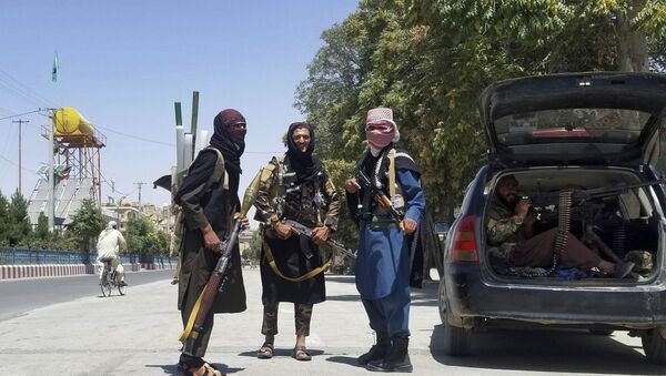 Бойцы Талибана позируют для фото во время патрулирования в городе Газни, к юго-западу от Кабула, Афганистан, в четверг, 12 августа 2021 года. Талибан захватил столицу провинции недалеко от Кабула в четверг, 10-го числа, повстанцы предприняли недельный блиц по всему Афганистану, когда США и НАТО готовятся полностью уйти из страны после десятилетий войны. - Sputnik Абхазия