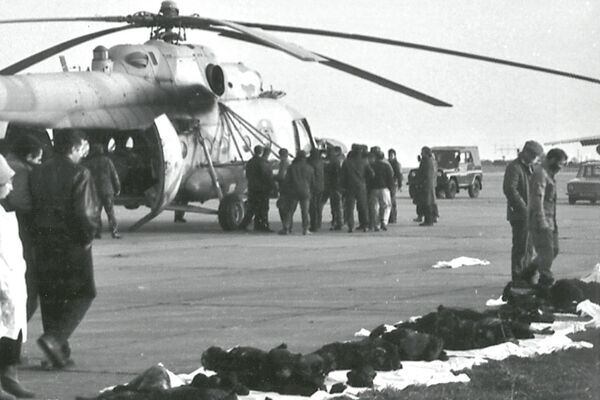 14 декабря грузинские войска сбили российский вертолет Ми-8, вывозивший жителей осажденного абхазского города Ткуарчал. Экипаж и 84 пассажира, среди которых было восемь беременных женщин и 35 детей, погибли. - Sputnik Абхазия