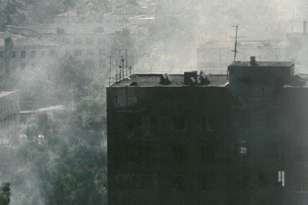 Столица Абхазии пострадала больше всего от военных действий, многие здания до сих пор несут на себе печать войны. - Sputnik Абхазия