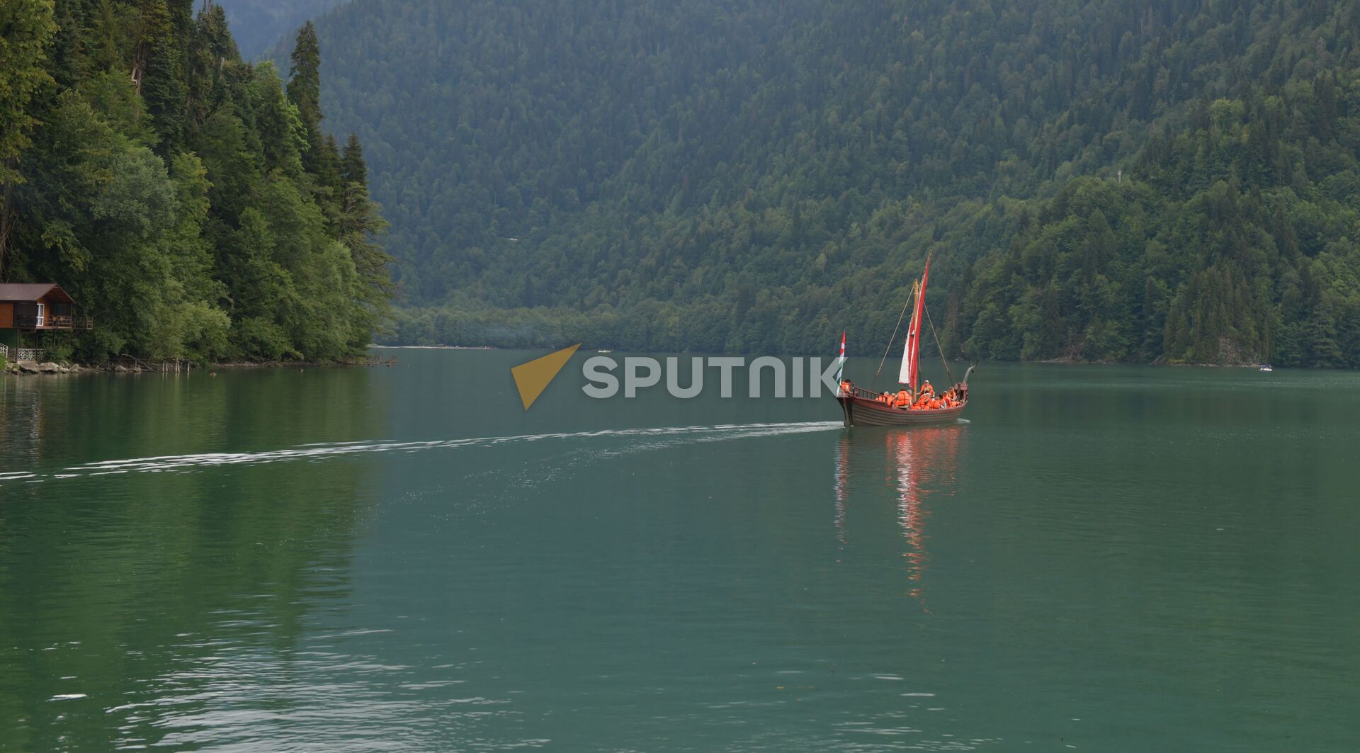 Спуск на воду галеры на озере Рица - Sputnik Абхазия, 1920, 12.10.2021