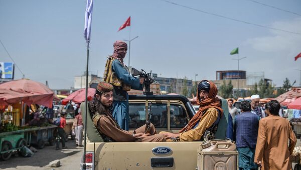Боевики Талибана на пикапе передвигаются по рыночной площади, стекаясь с местными афганцами в районе Котэ Санги в Кабуле - Sputnik Абхазия