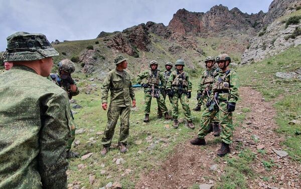 Военнослужащие Китая и Абхазии опробовали горную полосу препятствий и стрельбище в рамках подготовки к «Эльбрусскому кольцу-2021» - Sputnik Абхазия