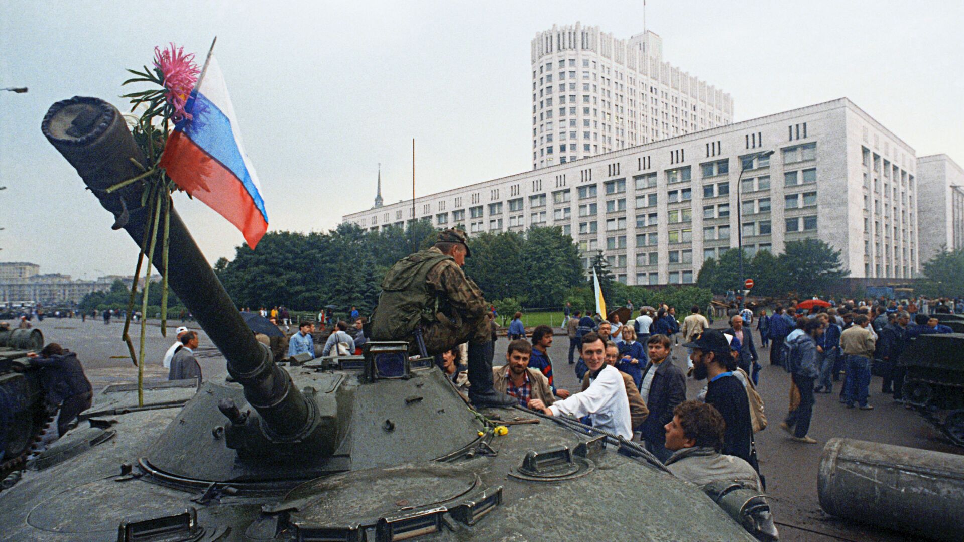 Защитники Белого дома прикрепили цветы к орудийному стволу одного из танков, введеных в Москву 19 августа 1991 года в связи с объявлением членами ГКЧП чрезвычайного положения в столице. - Sputnik Абхазия, 1920, 19.08.2021