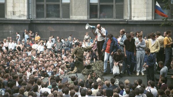 Участники митинга на одной из улиц Москвы, организованного в связи с введением чрезвычайного положения. Августовский путч 1991 года. - Sputnik Абхазия