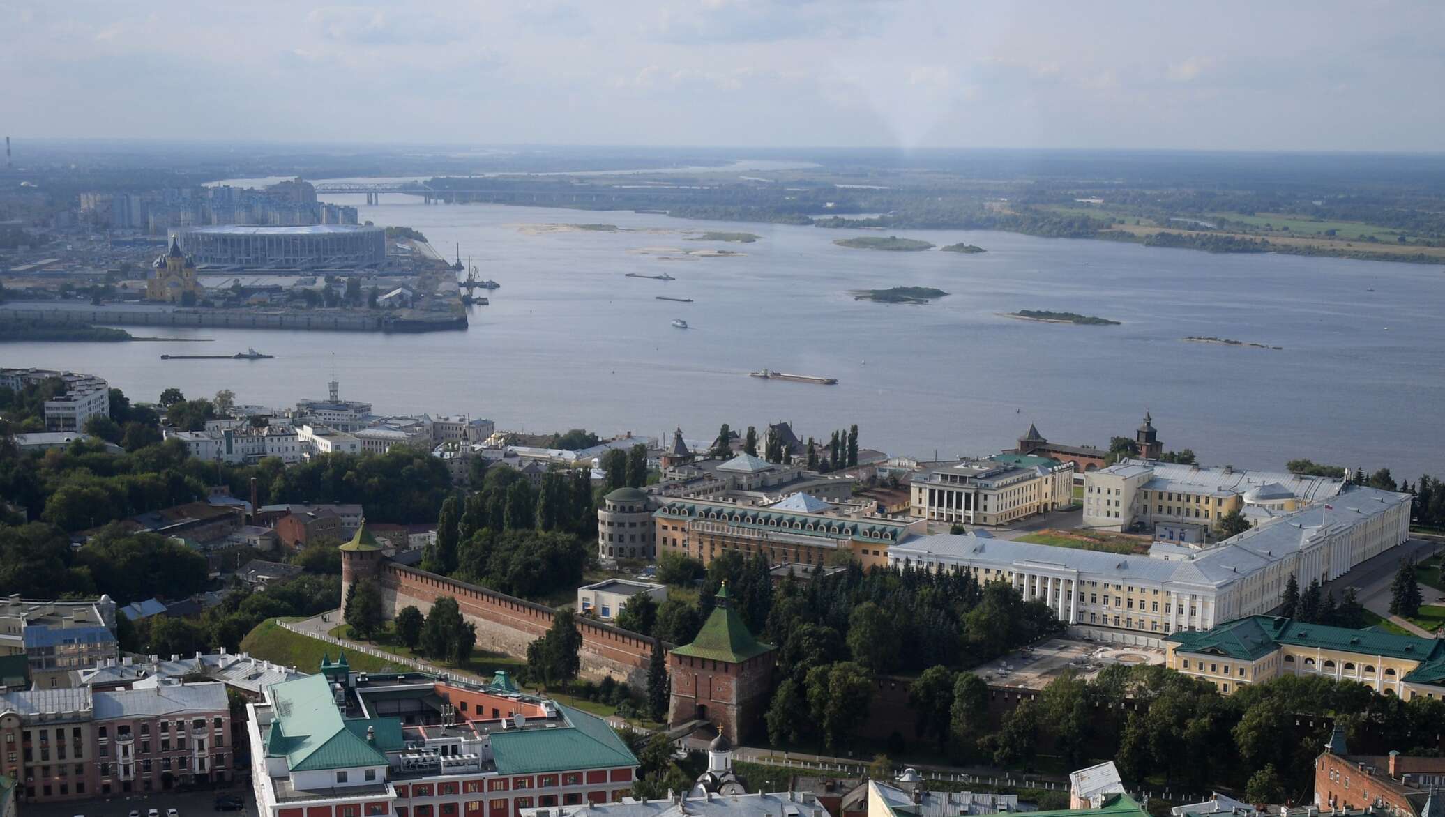 Новгород 18. Нижнего Новгорода назывался Горький. Вид с Нижегородского Кремля на стадион. Nizhny Novgorod летом. Стрелка Нижний Новгород.