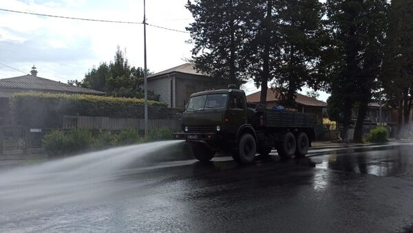 Специалисты войск РХБ защиты ЮВО продезинфицировали территорию рынка и администрации в Гаграх - Sputnik Абхазия