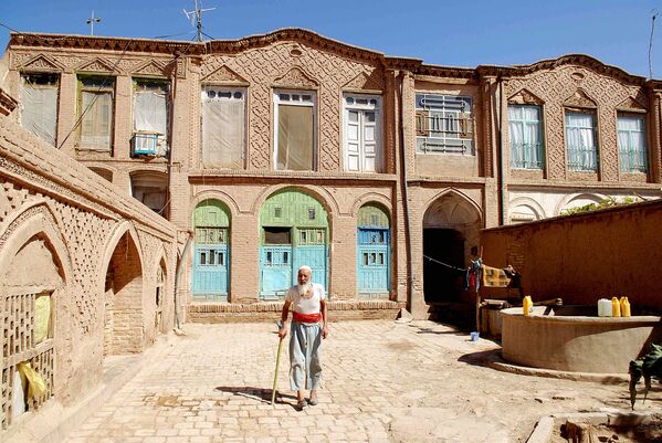 Пожилой афганец во дворе традиционного реконструируемого здания в старой части города Герат. - Sputnik Абхазия