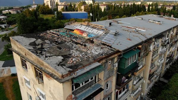 Без крыши: что происходит в сухумской многоэтажке во время дождей - Sputnik Абхазия