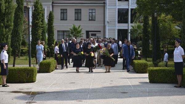 Церемония возложения цветов прошла у Мемориала Славы в Сухуме  - Sputnik Абхазия