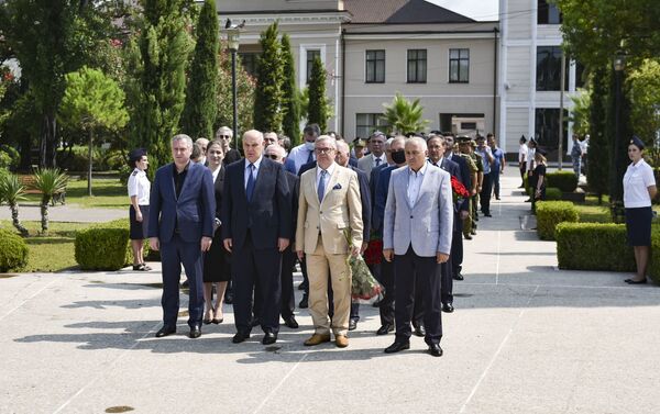 К Мемориалу Славы в Сухуме возложили цветы в честь 13-й годовщины признания - Sputnik Абхазия