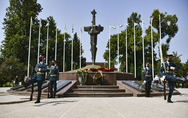 К Мемориалу Славы в Сухуме возложили цветы в честь 13-й годовщины признания - Sputnik Абхазия