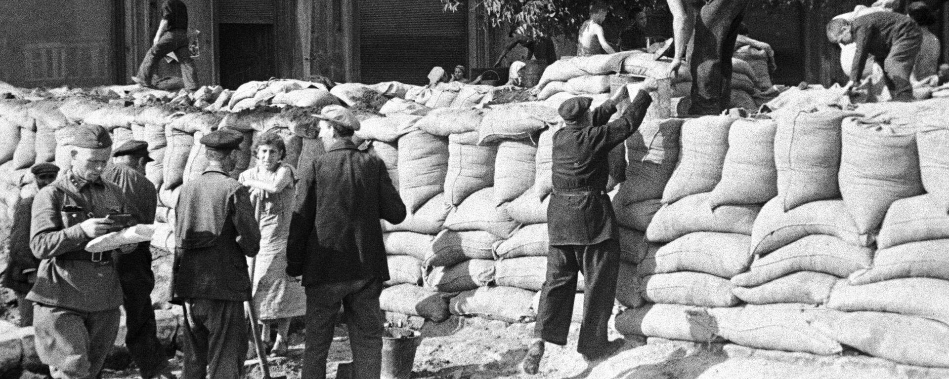Горожане сооружают укрепления на улицах родного города. - Sputnik Абхазия, 1920, 29.08.2021