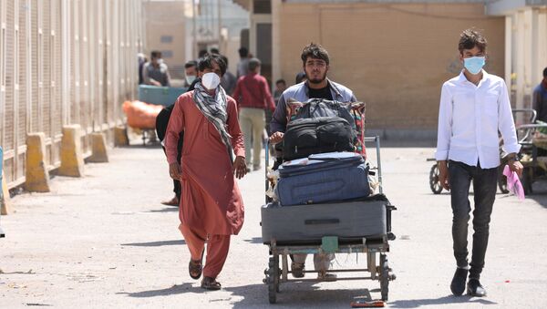 Афганские беженцы на пограничном переходе Даукарун между Ираном и Афганистаном - Sputnik Абхазия