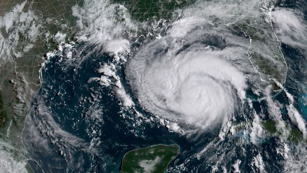 На этом раздаточном изображении со спутника Национального управления по исследованию океанов и атмосферы (NOAA) / GOES показан ураган Ида в 14:16 по всемирному времени 28 августа 2021 года. ожидается, что она усилится до «чрезвычайно опасного» шторма категории 4, когда он обрушится на юг США в эти выходные. Национальная метеорологическая служба теперь прогнозирует «опасный для жизни штормовой нагон», когда ураган обрушится на берег вдоль побережья Луизианы и Миссисипи, предупреждая о «катастрофическом повреждении ветром» и призывая жителей пострадавших районов следовать советам местных властей - Sputnik Аҧсны