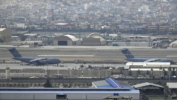 Солдаты США садятся в самолет ВВС США в аэропорту Кабула 30 августа 2021 года. - 30 августа были выпущены ракеты по аэропорту Кабула, где американские войска спешили завершить свой вывод из Афганистана и эвакуировать союзников под угрозой со стороны группировки «Исламское государство». атаки. - Sputnik Аҧсны