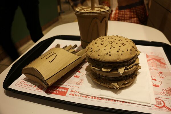 Созданная из картона еда из McDonald's японской художницы-скульптора Монами Оно в Токио  - Sputnik Абхазия