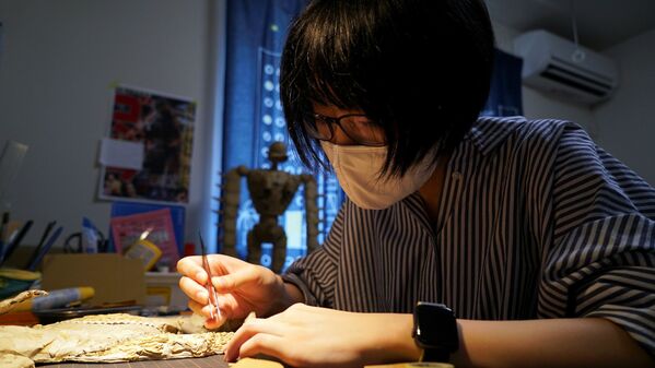 Японская художница-скульптор Монами Оно во время работы в Токио  - Sputnik Абхазия