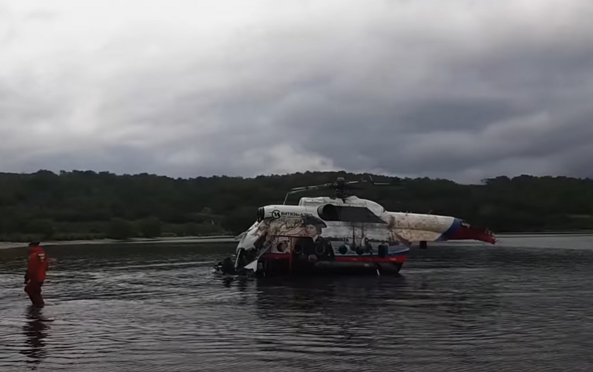 Катастрофы на озерах. Катастрофа ми-8 в Камчатской области. Ми 8 Камчатка Курильское озеро. Вертолет Курильское озеро. Вертолет упал в озеро.