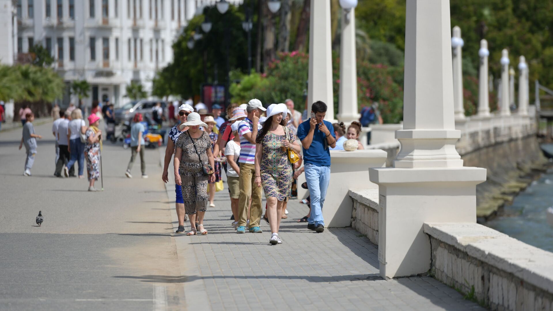 Туристы на набережной  - Sputnik Абхазия, 1920, 19.05.2022