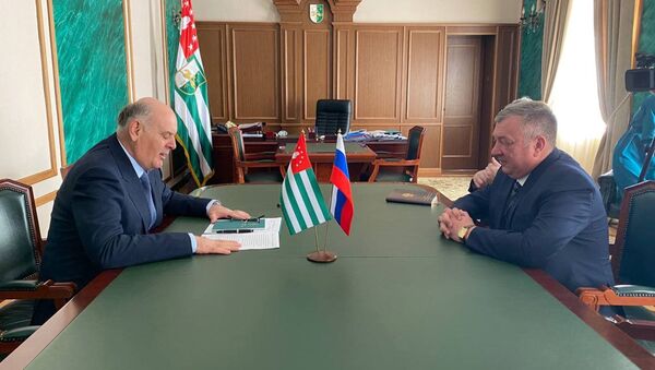 Встреча Аслана Бжания с заместителем правительства Забайкальского края - Sputnik Абхазия