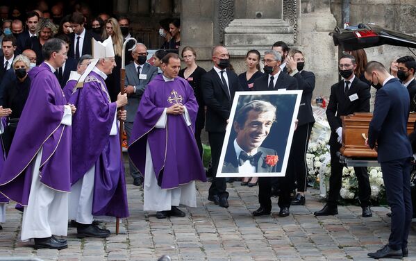 Церемония похорон Жан-Поля Бельмондо состоялась в церкви Сен-Жермен-де-Пре в Париже 10 сентября. - Sputnik Абхазия