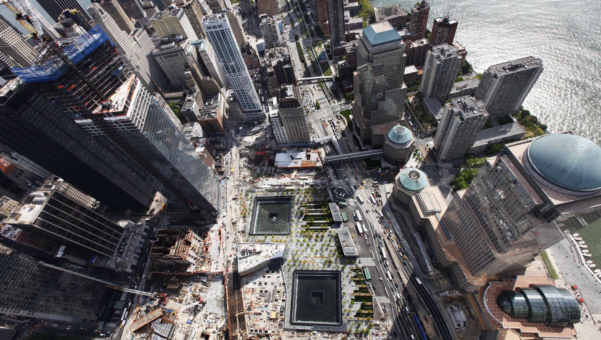 Небоскребы 2001. Памятник ВТЦ Нью Йорк. Мемориал 9/11 в Нью-Йорке. Мемориал 11 сентября в Нью-Йорке. Всемирный торговый центр в Нью-Йорке башни Близнецы.